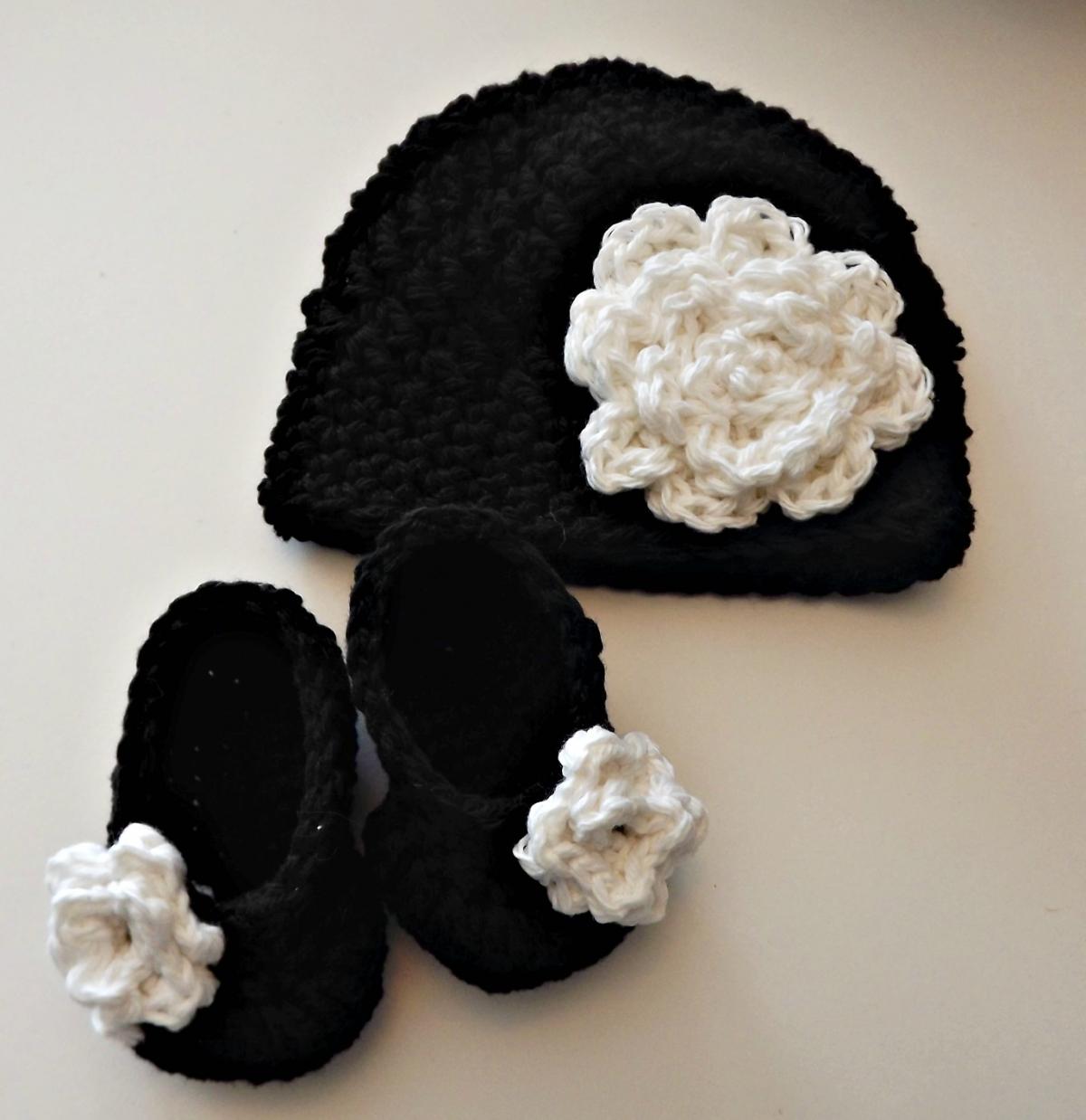 Baby Gift - Black And White Hat And Booties With Rose